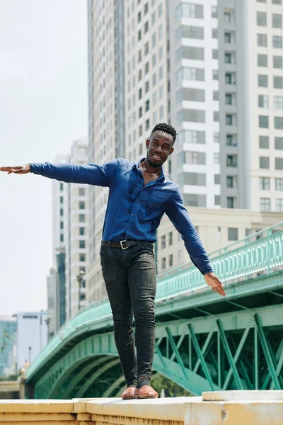 市内の花崗岩の境界を歩く若い正黒人起業家の肖像 — ストック写真