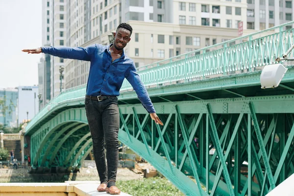 Souriant Jeune Homme Affaires Noir Équilibrage Avec Ses Bras Lors — Photo