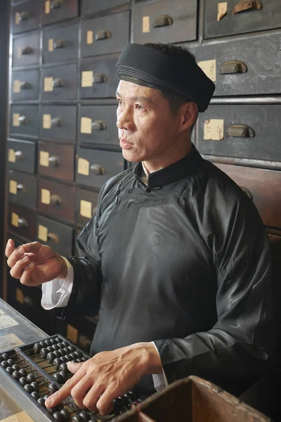 Gammal Asiatisk Man Använder Abacus När Man Räknar Priset Örter — Stockfoto