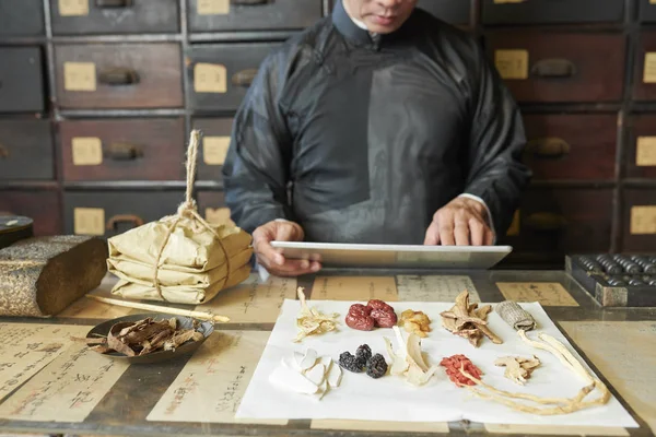 Dry Herbs Mushrooms Berries Counter Front Old Chinese Apothecary Practitioner — Stock Photo, Image