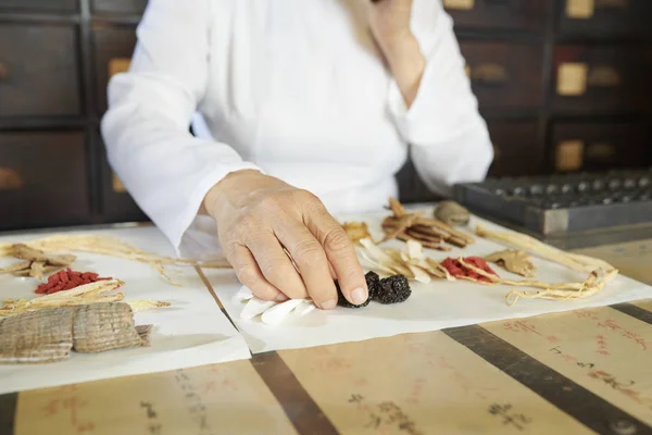 Imagem Close Trabalhador Farmácia Chinesa Escolhendo Bagas Secas Cogumelos Para — Fotografia de Stock