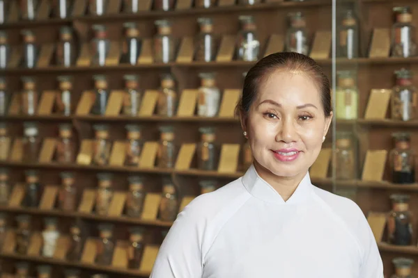 Portret Van Glimlachende Volwassen Vietnamese Vrouw Wit Uniform Werken Bij — Stockfoto