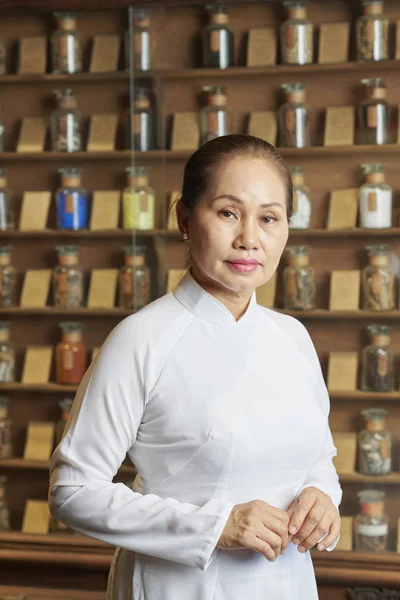 Female Pharmacy Worker Standing Shelves Bottles Dry Berries Herbs Health — Stock Photo, Image