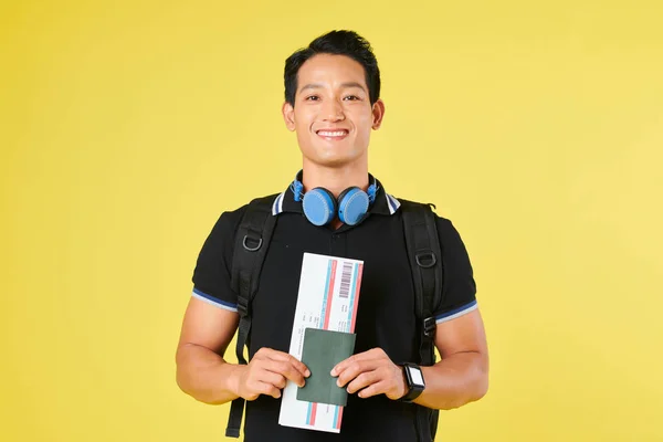 Retrato Turista Vietnamita Feliz Com Mochila Bilhete Avião Passaporte — Fotografia de Stock