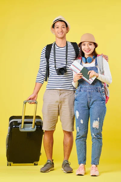 Happy Young Asian Travelers Big Suitcase Digital Camera Passport Plane — 스톡 사진