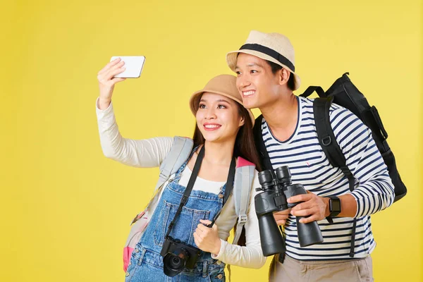 Positivo Joven Pareja Asiática Con Mochila Prismáticos Hablando Selfie Teléfono — Foto de Stock