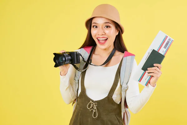 Retrato Turista Emocionada Sosteniendo Cámara Digital Pasaporte Billete Avión Sonriendo — Foto de Stock