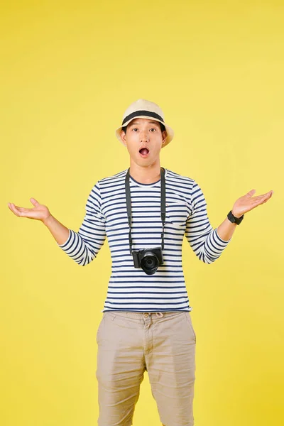 Schockierter Junger Vietnamesischer Tourist Mit Digitalkamera Hals Überraschter Geste Und — Stockfoto