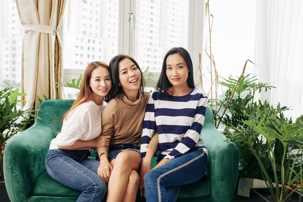 Jovens Mulheres Vietnamitas Bonitas Sentadas Cadeira Confortável Entre Folhagem Sorrindo — Fotografia de Stock