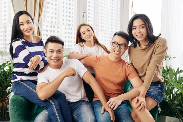 Veselý Mladý Asijský Lidé Sedí Pohovce Pózovat Spolu Jedle Skvělý — Stock fotografie