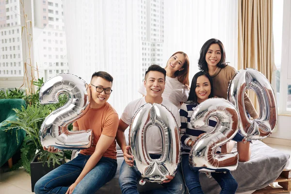 Grupo Alegres Amigos Asiáticos Celebrando Año Nuevo Celebrando Globos Papel —  Fotos de Stock