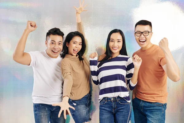 Ενθουσιασμένοι Νέοι Βιετναμέζοι Γιορτάζουν Την Επιτυχία — Φωτογραφία Αρχείου