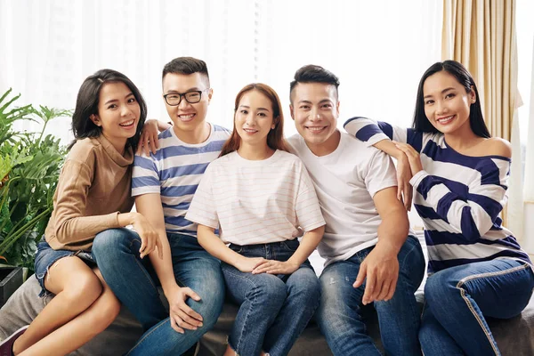 Grupo Amigos Apoyándose Uno Otro Posar Juntos Para Foto —  Fotos de Stock