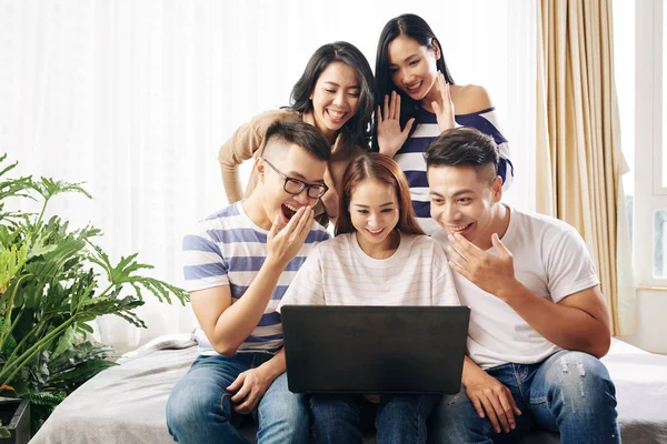 Jóvenes Vietnamitas Riendo Ver Videos Línea Pantalla Del Ordenador Portátil —  Fotos de Stock