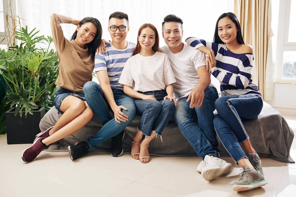 Group Young Beautiful People Casual Clothes Sitting Big Comfy Sofa — Stock Photo, Image