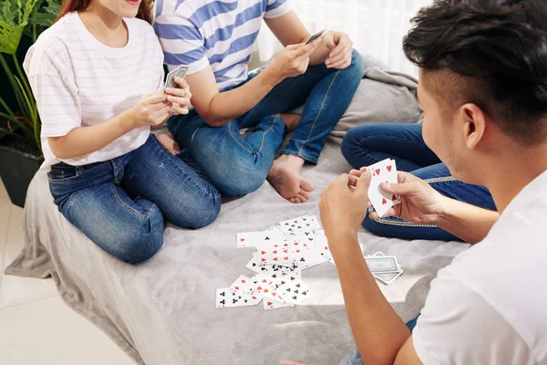 Immagine Ritagliata Giovani Che Giocano Carte Quando Riuniscono Casa — Foto Stock