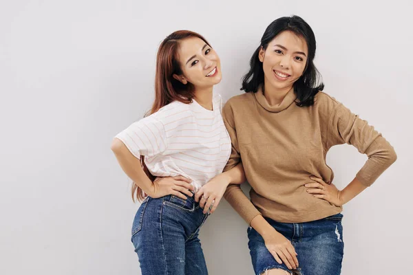 Twee Aantrekkelijke Jonge Vietnamese Vrouwen Poseren Tegen Een Witte Muur — Stockfoto