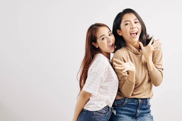 Retrato Chicas Vietnamitas Jóvenes Emocionales Bonitas Posando Sobre Fondo Blanco — Foto de Stock