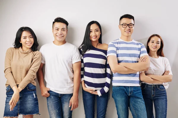 Portret Van Jonge Zelfverzekerde Vrolijke Vietnamese Universiteitsstudenten Die Naar Camera — Stockfoto