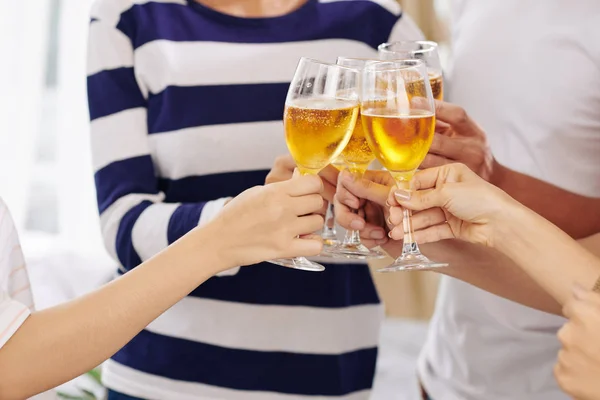 Gruppo Persone Brindare Con Bicchieri Champagne Alla Festa Compleanno — Foto Stock