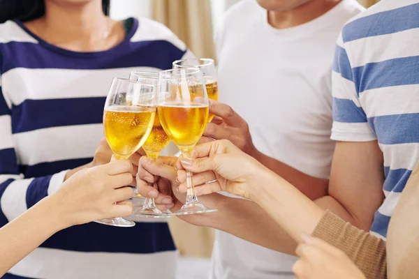 Mani Ospiti Del Partito Che Bevono Champagne Alla Festa Capodanno — Foto Stock