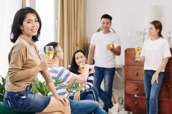 Mulher Bonita Bebendo Copo Champanhe Quando Diverte Com Amigos Casa — Fotografia de Stock