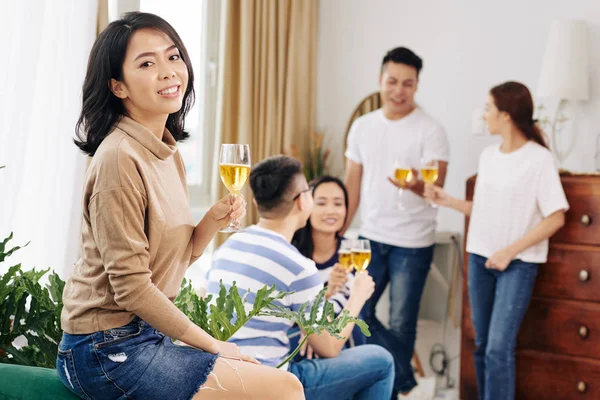 Vacker Ung Asiatisk Kvinna Dricker Mousserande Vin Hemmafest — Stockfoto