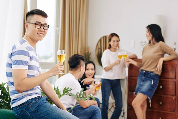Positivo Giovane Asiatico Seduto Sul Divano Con Bicchiere Champagne Quando — Foto Stock