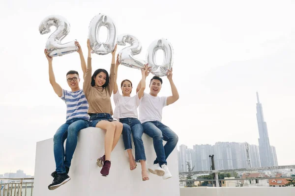 Gioioso Eccitato Giovani Asiatici Seduti Sul Tetto Mostrando Figure Palloncino — Foto Stock