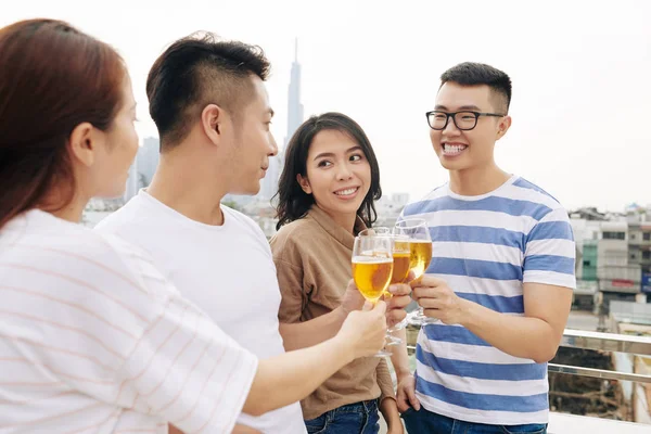 Vietnamita Trabajadores Compañía Celebrando Terminar Proyecto Exitoso Beber Champán Azotea —  Fotos de Stock