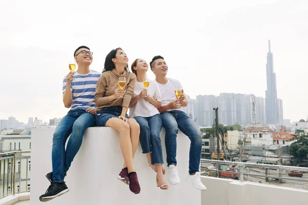 Szczęśliwi Młodzi Azjaci Siedzący Dachu Pijący Piwo Okularów Patrzący Niebo — Zdjęcie stockowe