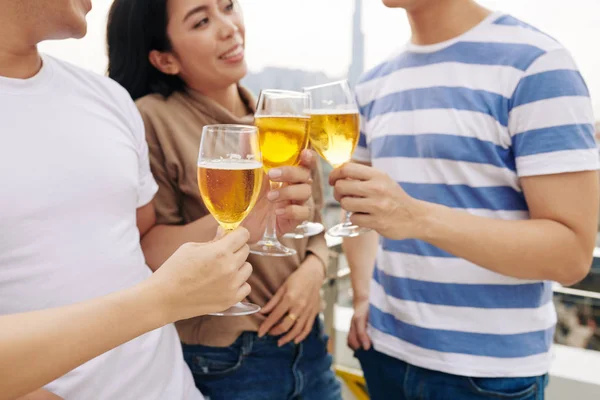 屋上パーティーで交流する若者がビールを飲む姿をクローズアップ — ストック写真