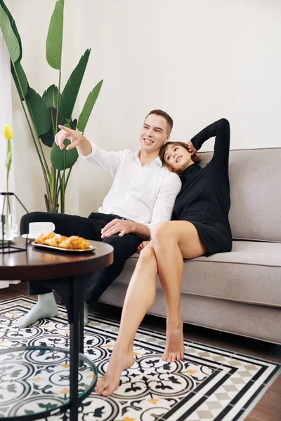 年轻的白人夫妇在沙发上休息 在家里看电视 — 图库照片