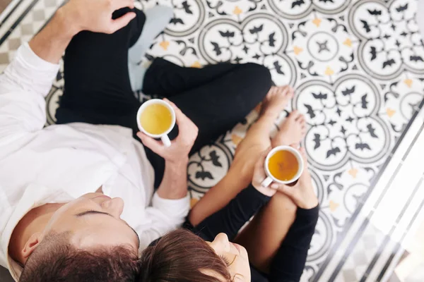 Jong Stel Met Romantisch Afspraakje Thuis Met Groene Thee Gesprekken — Stockfoto