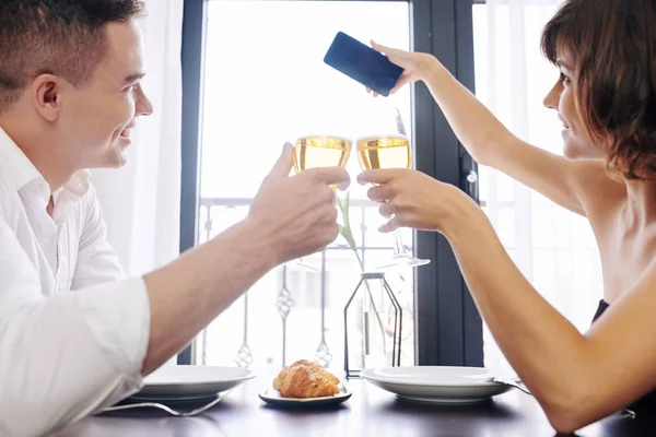 Sonriente Joven Mujer Fotografiándose Tintineando Copas Vino Con Novio Durante —  Fotos de Stock