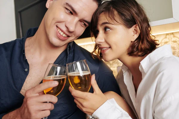 Beau Sourire Jeune Couple Cliquetis Verres Vin Blanc Dans Cuisine — Photo