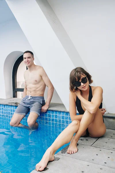 Young Beautiful Fit Caucasian Couple Sitting Swimming Pool — Stock Photo, Image