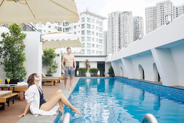 Junges Paar Verbringt Flitterwochen Pool Des Wellnesshotels — Stockfoto