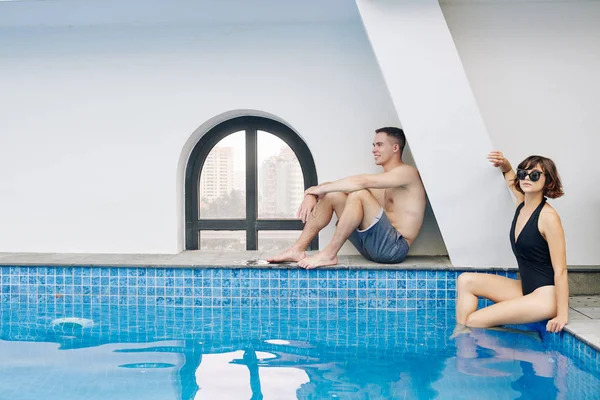 Jovem Homem Bonito Mulher Sentado Piscina Com Água Azul Transparente — Fotografia de Stock