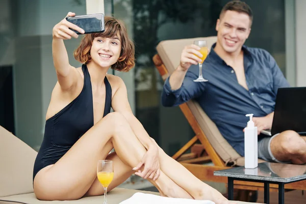 Pretty Young Smiling Woman Taking Photo Smartphone Her Husband Posing — Stock Photo, Image