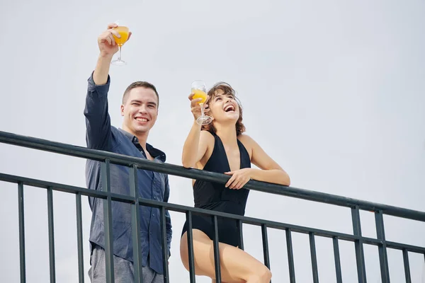 Jovem Casal Caucasiano Feliz Levantando Mãos Com Copos Coquetéis Frutas — Fotografia de Stock