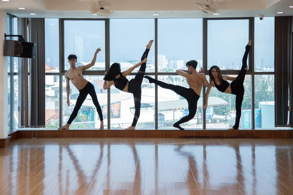 ダンススタジオホールのバレエバーで練習している若いアジアのダンサーのグループ — ストック写真