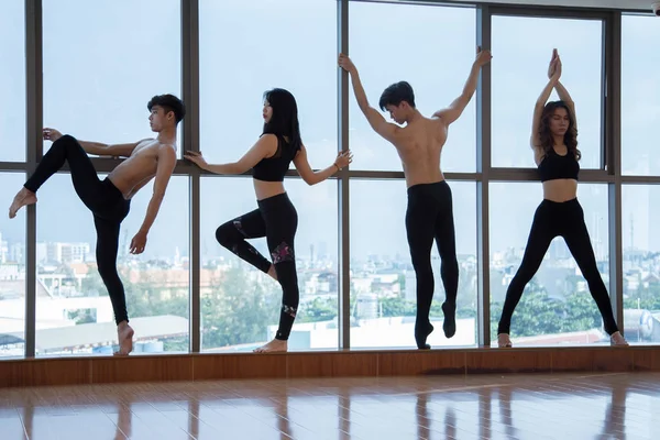 スタジオでのトレーニングの際にストレッチ若いプロのダンサーのグループ — ストック写真