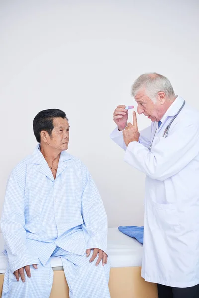 Erfahrener Augenarzt Gespräch Mit Älteren Patienten Und Erklärt Wie Man — Stockfoto