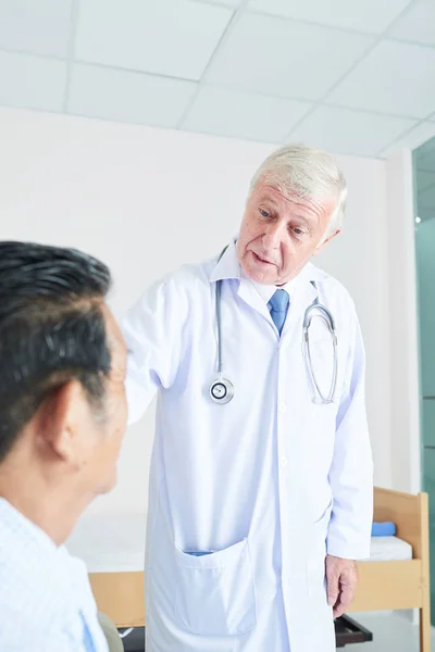 Médico Visitando Paciente Mayor Asilo Ancianos Tranquilizándolo Después Del Chequeo — Foto de Stock