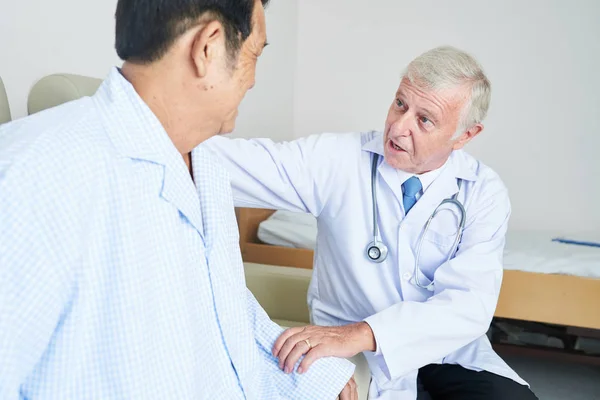 Medico Generico Che Parla Con Paziente Vietnamita Anziano Convince Continuare — Foto Stock