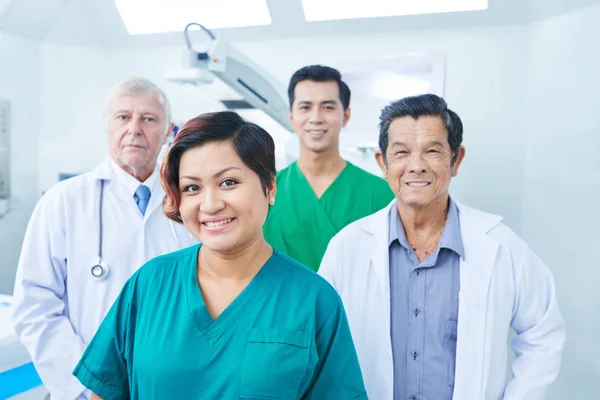 Cirujano Alegre Médicos Generales Enfermera Pie Habitación Del Hospital Sonriendo — Foto de Stock