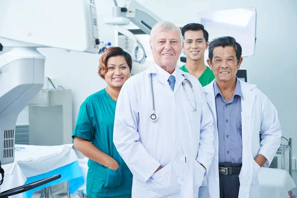 Lächelnde Multiethnische Gruppe Von Ärzten Und Chirurgen Operationssaal Des Krankenhauses — Stockfoto