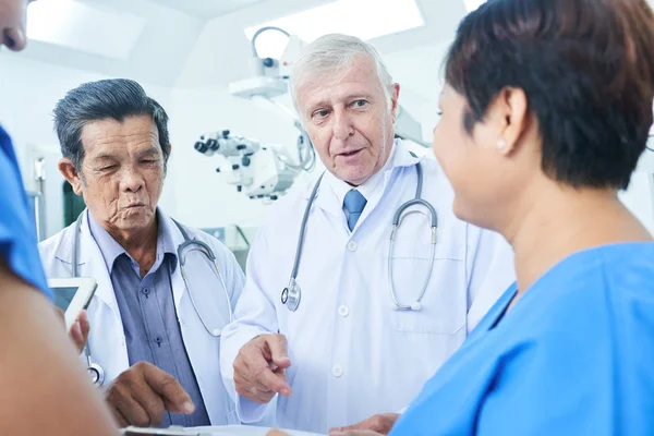 Grupo Médicos Sala Cirurgia Discutir Informações História Médica Paciente — Fotografia de Stock