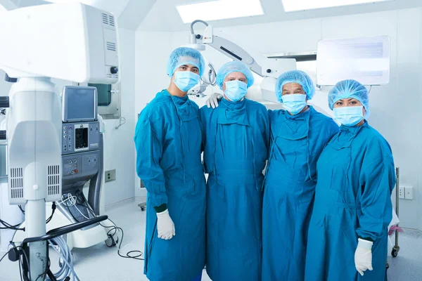 Hugging Surgical Team Scrubs Standing Operating Theater Surgery Looking Camera — Stock Photo, Image